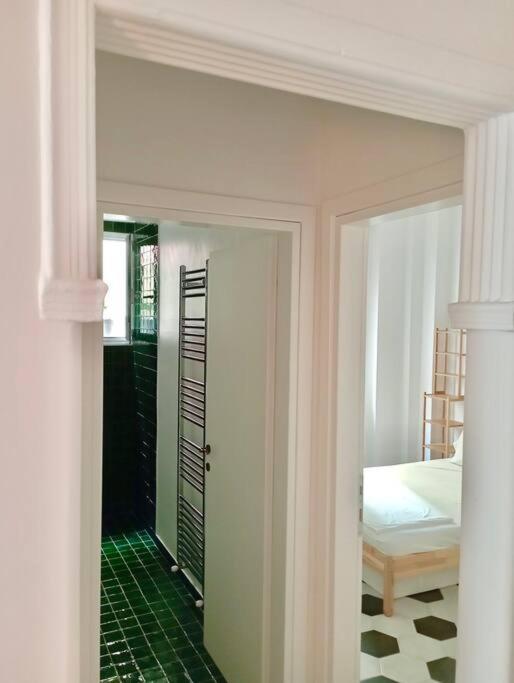 Stylish City Flat Near Promenade Солун Екстериор снимка