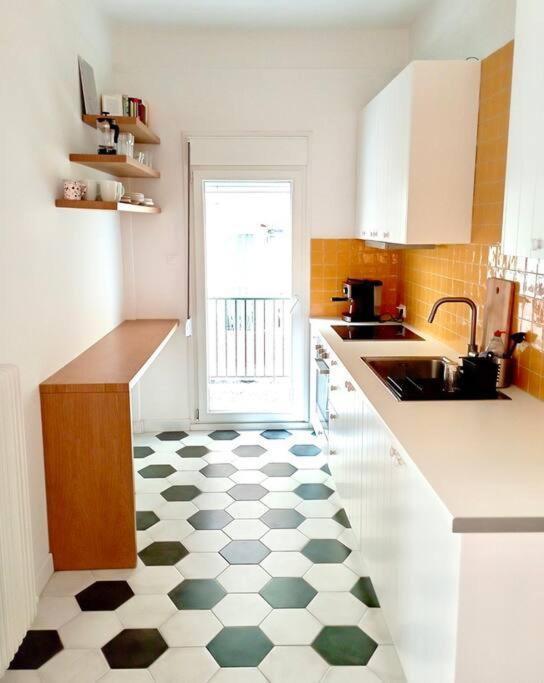 Stylish City Flat Near Promenade Солун Екстериор снимка